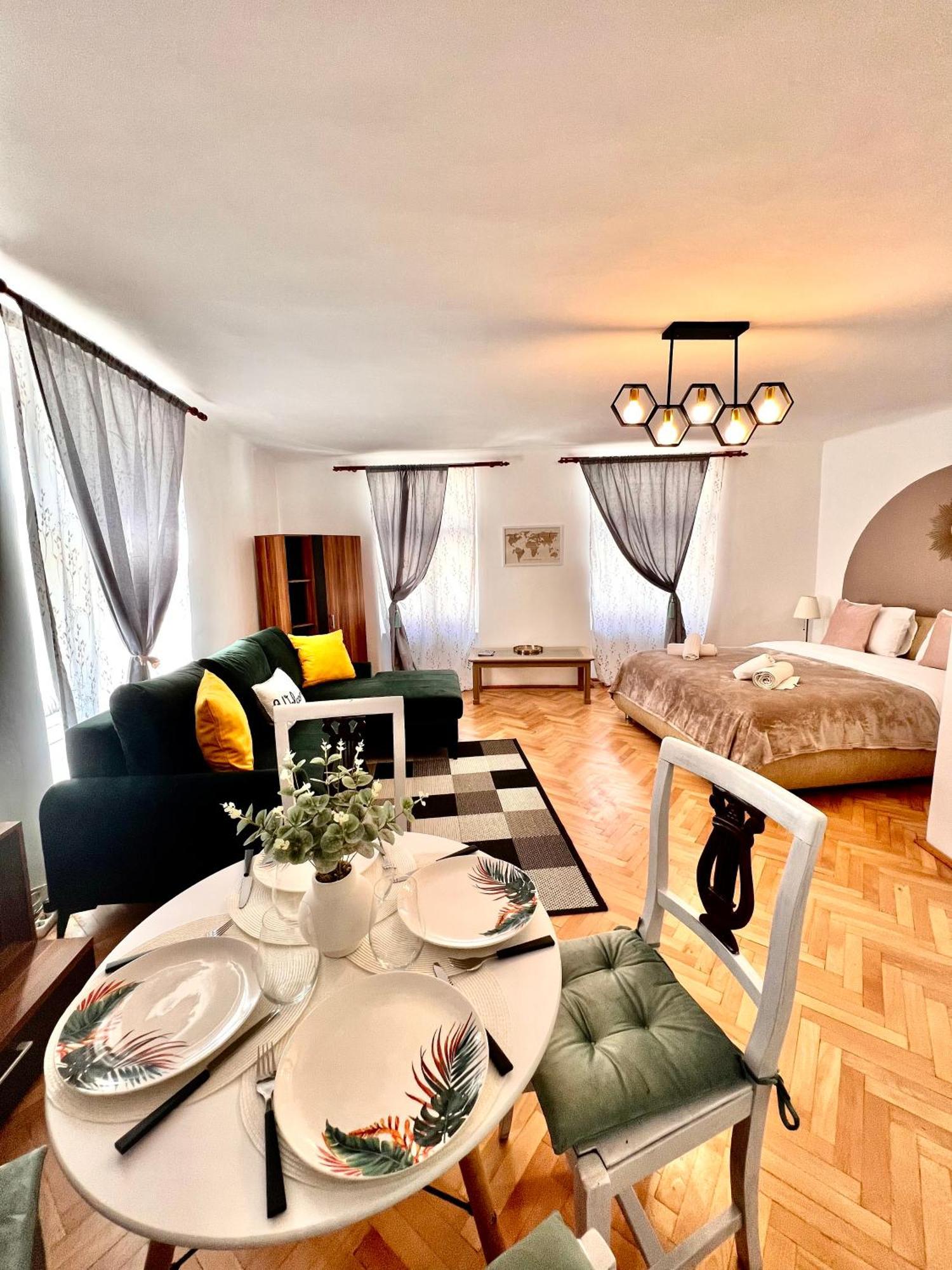 Old Town City Center Apartments Braşov Eksteriør billede